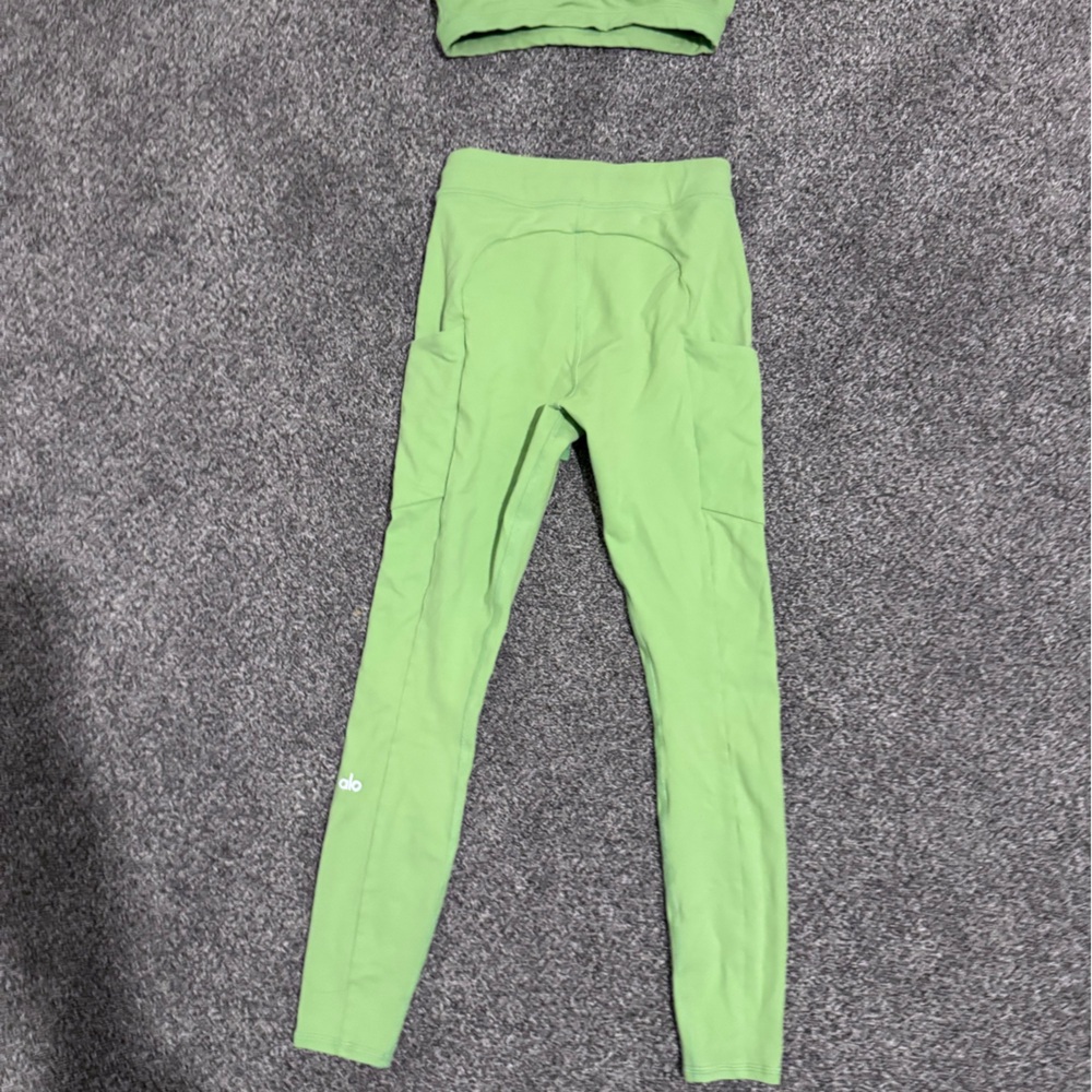 EUC💚ALO YOGA💚APPLE GREEN WORKOUT SET - Picture 3 of 16
